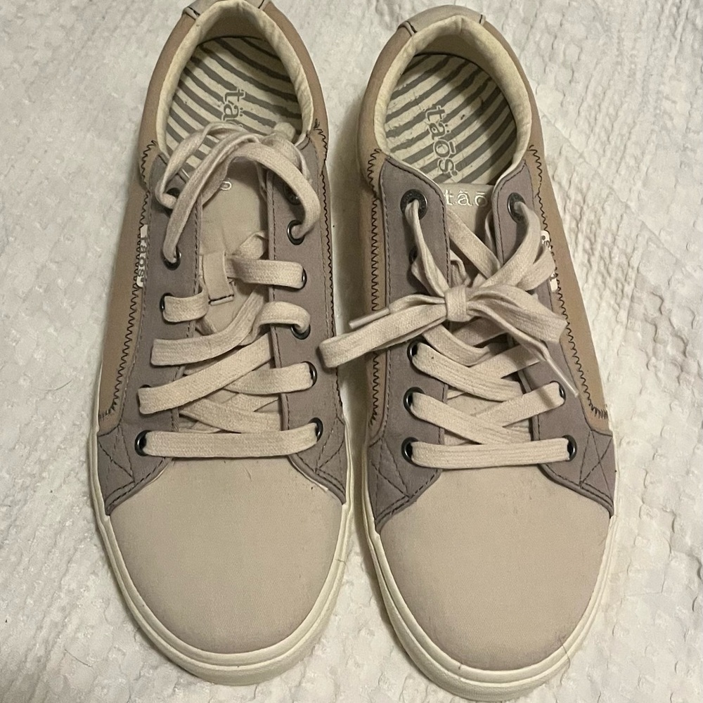 Taos Footwear Beige and Gray Sneakers